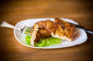 meyilli, bir tabak kızarmış domuz fileto pirzolası