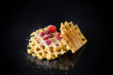 bir siyah tatlı Viyana waffle pişirilir