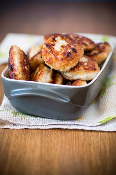 Rántott hús patties egy kerámia tálba — Stock Fotó