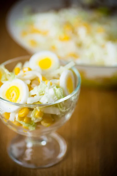 Frischer Spitzkohlsalat mit gekochten Eiern, Maiskonserven — Stockfoto