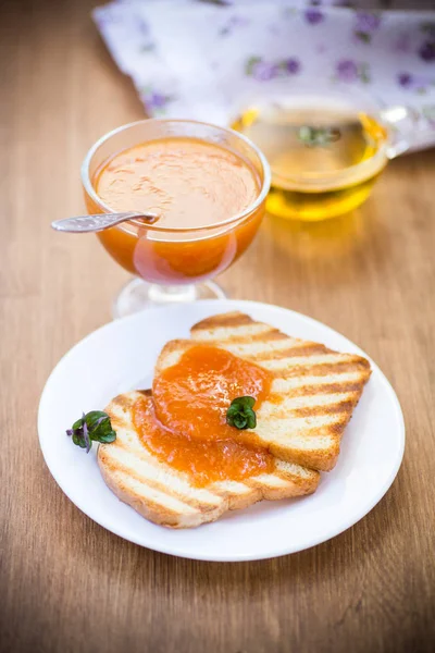 Topinky s meruňkovým džemem v destičce — Stock fotografie
