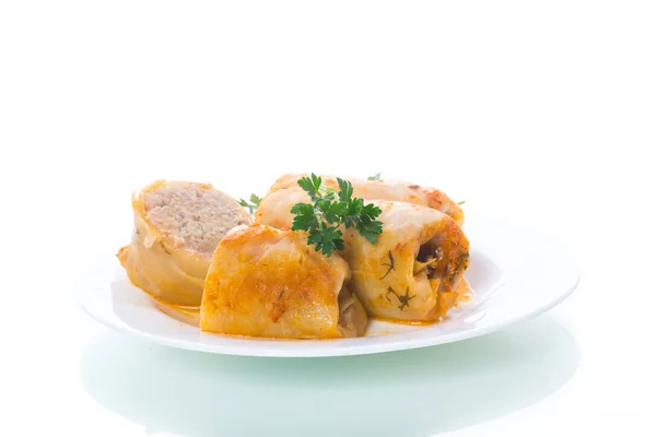 Hojas de col rellenas con carne picada y arroz en salsa de tomate . — Foto de Stock