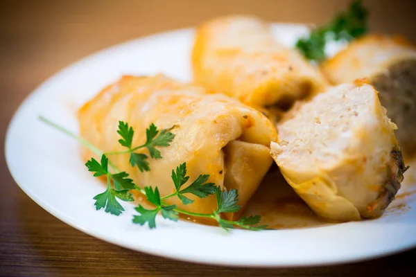 Stuffed cabbage leaves with minced meat and rice in tomato sauce. — Stock Photo, Image