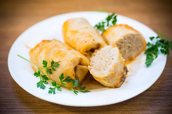 Stuffed cabbage leaves with minced meat and rice in tomato sauce. — Stock Photo, Image