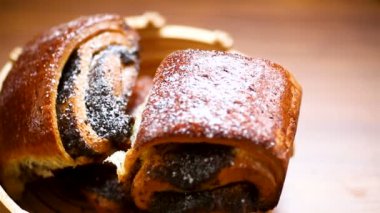 bir kase haşhaş tohumu ile tatlı ev yapımı buns