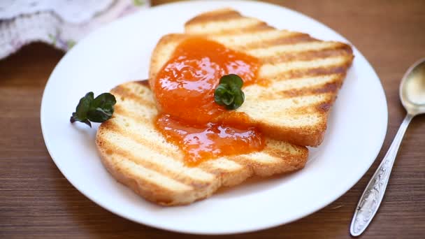 Tostadas fritas con mermelada de albaricoque en un plato — Vídeos de Stock