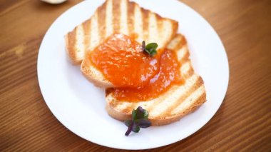 bir tabak içinde kayısı reçelli kızarmış tost