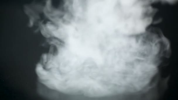 Dampf aus E-Zigarette auf schwarzem Hintergrund — Stockvideo