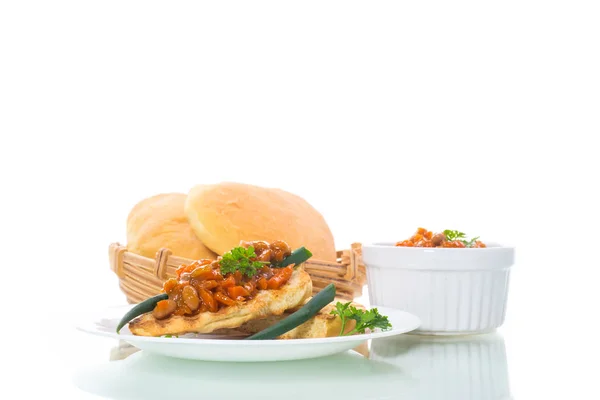 Gebakken brood toast met gestoofde bonen en groenten in een bord — Stockfoto