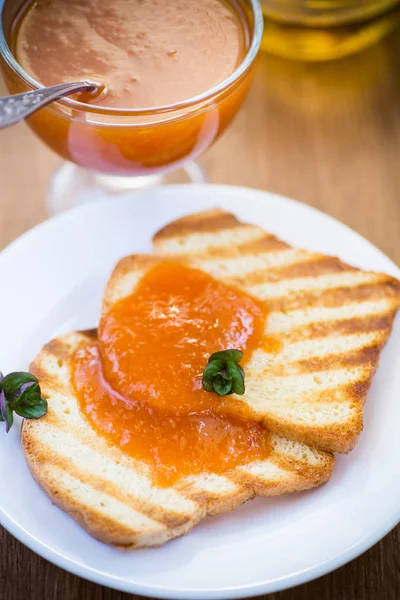 Pane tostato fritto con marmellata di albicocche in un piatto — Foto Stock