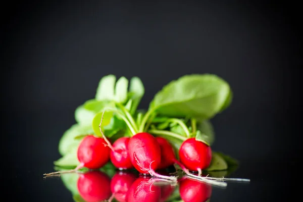 Färska organiska röd rädisor på svart bakgrund — Stockfoto