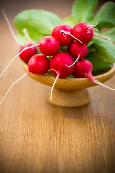 Fresh organic red radish on a wooden table — Stock Photo, Image