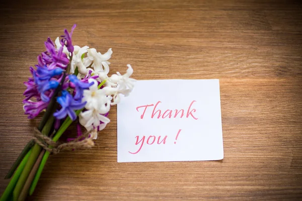 Lente mooie bloemen van een hyacint met een Bedankkaart — Stockfoto