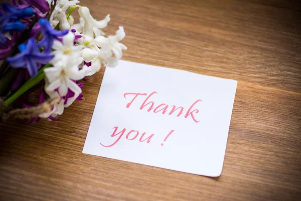 Primavera hermosas flores de un jacinto con una tarjeta de agradecimiento —  Fotos de Stock