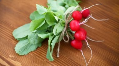 ahşap masada taze organik kırmızı turp