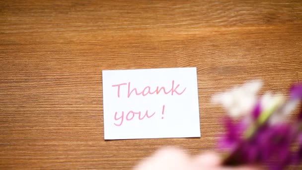 Primavera belas flores de um jacinto com um cartão de agradecimento — Vídeo de Stock
