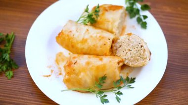 Dolması Lahana yaprakları kıyma ve pirinç domates sos ile.