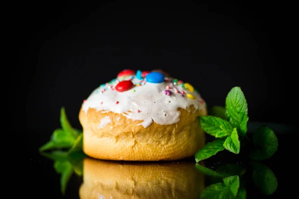 Homemade sweet cake in the glaze on a black — Stock Photo, Image