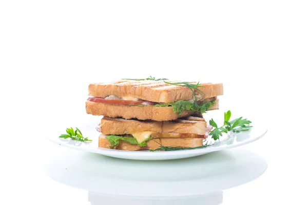 Sanduíche fresco com legumes, bacon e queijo em um branco — Fotografia de Stock