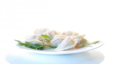 bir plaka et ve baharatlar ile haşlanmış köfte