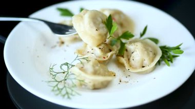 bir plaka et ve baharatlar ile haşlanmış köfte