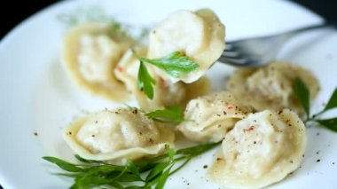 bir plaka et ve baharatlar ile haşlanmış köfte