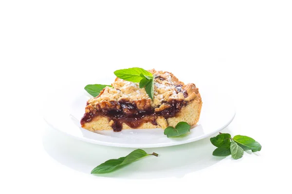 La torta dulce con la confitura de frutas en el plato sobre blanco — Foto de Stock