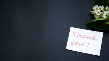 siyah güzel bahçe beyaz menekşe buketi