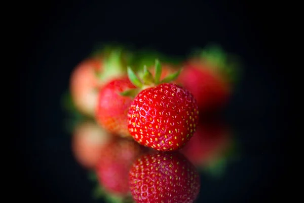 黑色底色的成熟红草莓 — 图库照片