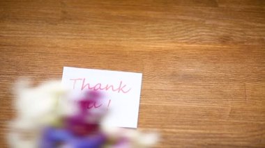 bir teşekkür kartı ile bir sümbül bahar güzel çiçekler