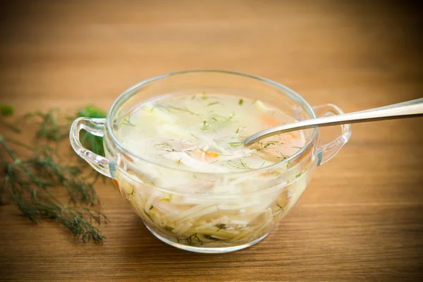 Sopa de pollo con fideos y zanahoria en tazón blanco . —  Fotos de Stock
