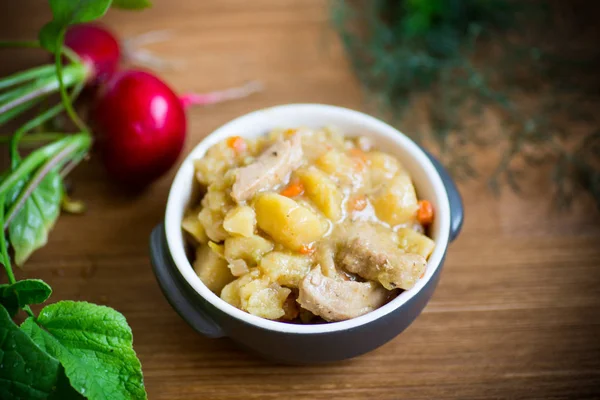 Stewed potatoes with vegetables, cabbage and meat in a bowl — Stock Photo, Image