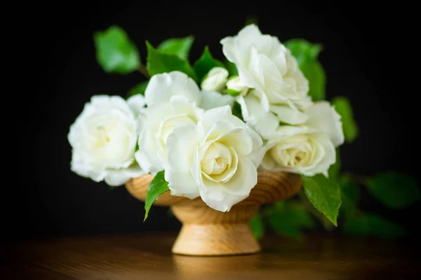 Μπουκέτο όμορφα λευκά τριαντάφυλλα σε ένα βάζο — Φωτογραφία Αρχείου