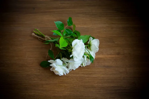 テーブルの上に美しい白いバラの花束 — ストック写真