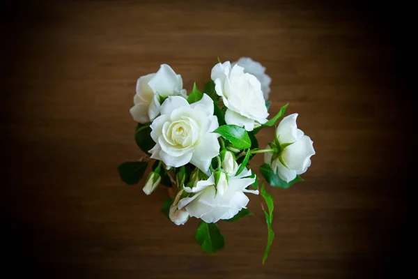 Bukiet pięknych białych róż na stole — Zdjęcie stockowe