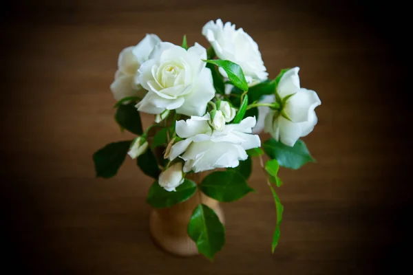 Μπουκέτο από όμορφα λευκά τριαντάφυλλα στο τραπέζι — Φωτογραφία Αρχείου