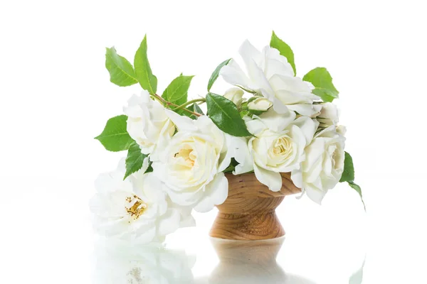 Bouquet di belle rose bianche isolate su bianco — Foto Stock