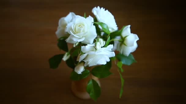 Boeket van mooie witte rozen op tafel — Stockvideo