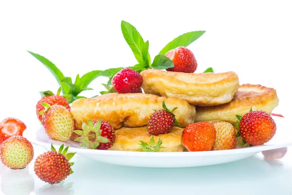 Sült édes palacsinta érett földieper egy tányéron — Stock Fotó