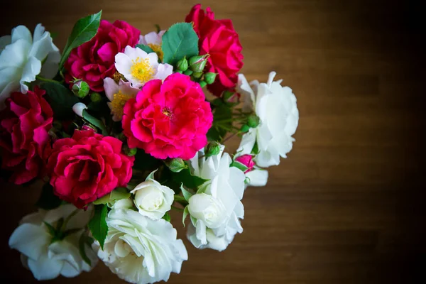 Boeket van mooie rode en witte rozen op een houten — Stockfoto