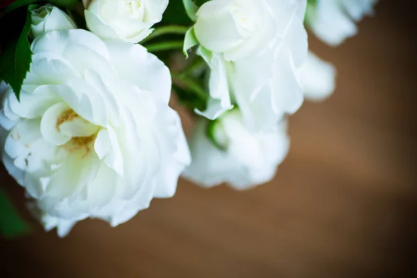 Boeket van mooie witte rozen op een houten — Stockfoto