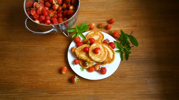 Τηγανητά γλυκά τηγανίτες με ώριμες φράουλες σε ένα πιάτο — Αρχείο Βίντεο