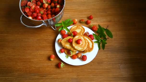 Frittelle dolci fritte con fragole mature in un piatto — Video Stock