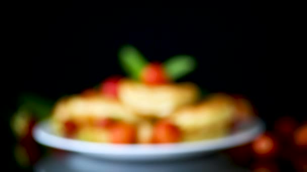 Жареные сладкие блинчики с созревшей клубникой в тарелке — стоковое видео