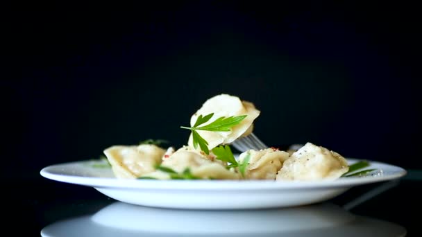 Boiled dumplings with meat and spices in a plate — Stock Video