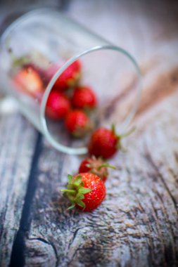 ahşap bir kase taze olgun çilek