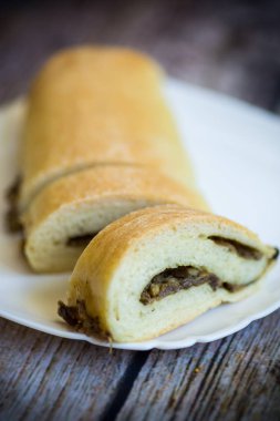 bir plaka kızarmış mantar ile pişmiş Maya hamur rulo