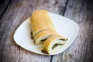 bir plaka kızarmış mantar ile pişmiş Maya hamur rulo