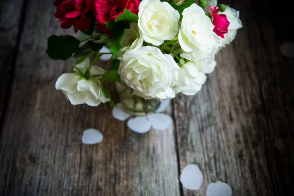 Bukiet pięknych czerwonych i białych róż na drewnianej — Zdjęcie stockowe
