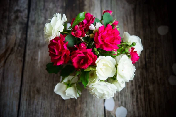 Strauß schöner roter und weißer Rosen auf einem hölzernen — Stockfoto